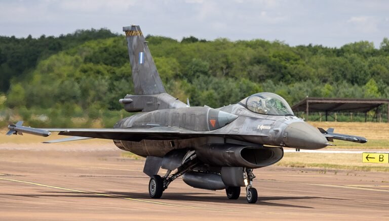 Ελληνικό μαχητικό αεροσκάφος F-16 σε τροχοδρόμηση