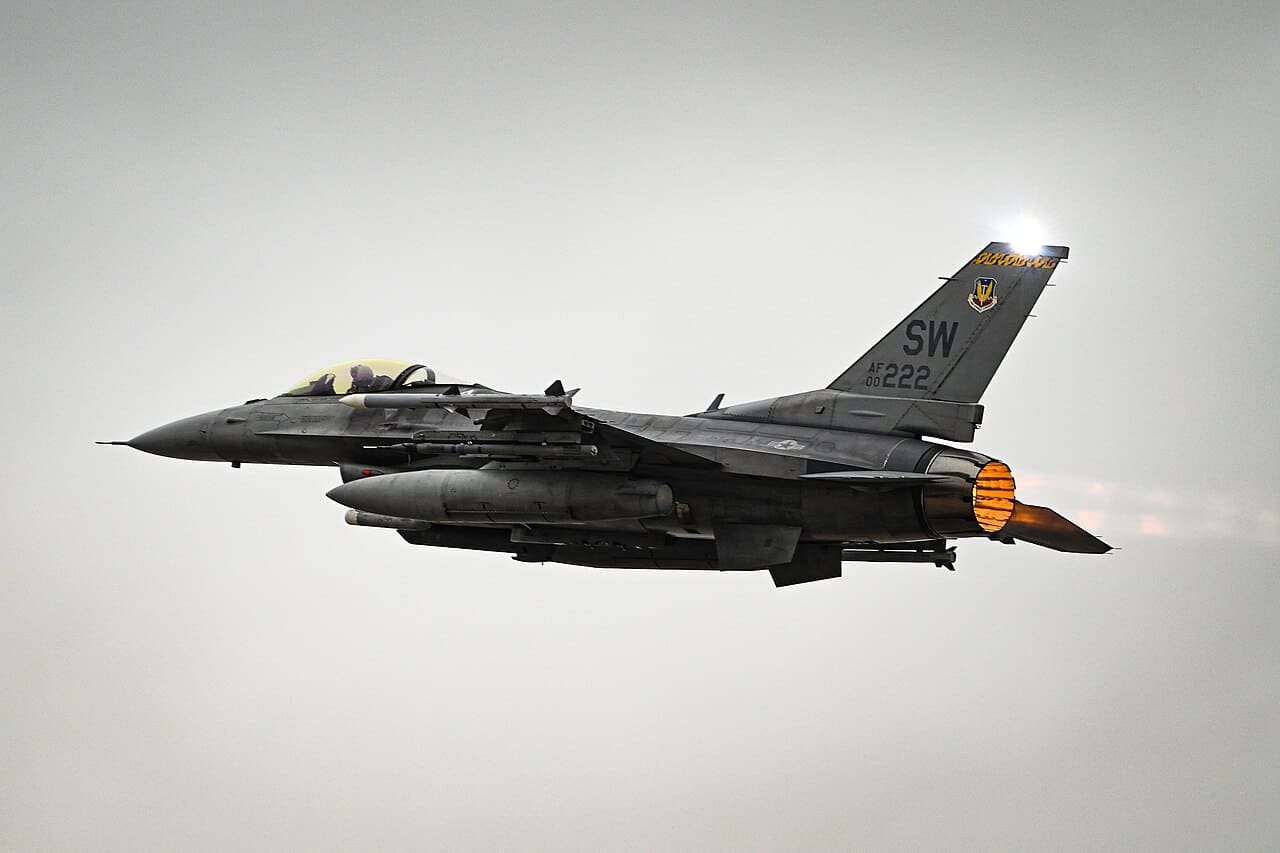 Μαχητικό F‑16 Viper της Πολεμικής Αεροπορίας σε πτήση