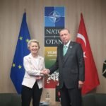 Φον ντερ Λάιεν προς Ερντογάν: Η Τουρκία είναι βασικός εταίρος, αλλά η πρόοδος περνάει από το Κυπριακό 7 Η Ούρσουλα φον ντερ Λάιεν σε χειραψία με τον Ρετζέπ Ταγίπ Ερντογάν