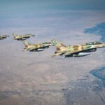 Μέση Ανατολή:Το Ισραήλ σε Τροχιά Επανέναρξης των Επιχειρήσεων κατά του Ιράν 10 Ισραηλινά μαχητικά αεροσκάφη F-15 σε σχηματισμό πάνω από τη θάλασσα