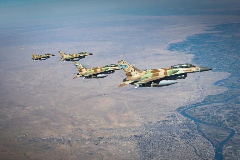 Ισραηλινά μαχητικά αεροσκάφη F-15 σε σχηματισμό πάνω από τη θάλασσα