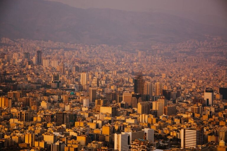 Πανόραμα της Τεχεράνης με κτίρια και ορεινό φόντο, χαρακτηριστική εικόνα για άρθρο Ιράν‑ΗΠΑ.