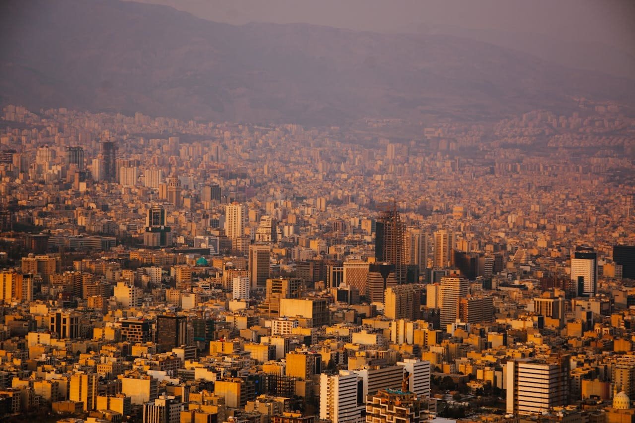 Αρχικη 2 Πανόραμα της Τεχεράνης με κτίρια και ορεινό φόντο, χαρακτηριστική εικόνα για άρθρο Ιράν‑ΗΠΑ.