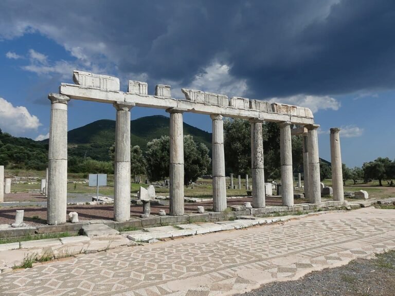 Οι εντυπωσιακές αναστηλωμένες κιονοστοιχίες στο αρχαίο στάδιο της Αρχαίας Μεσσήνης