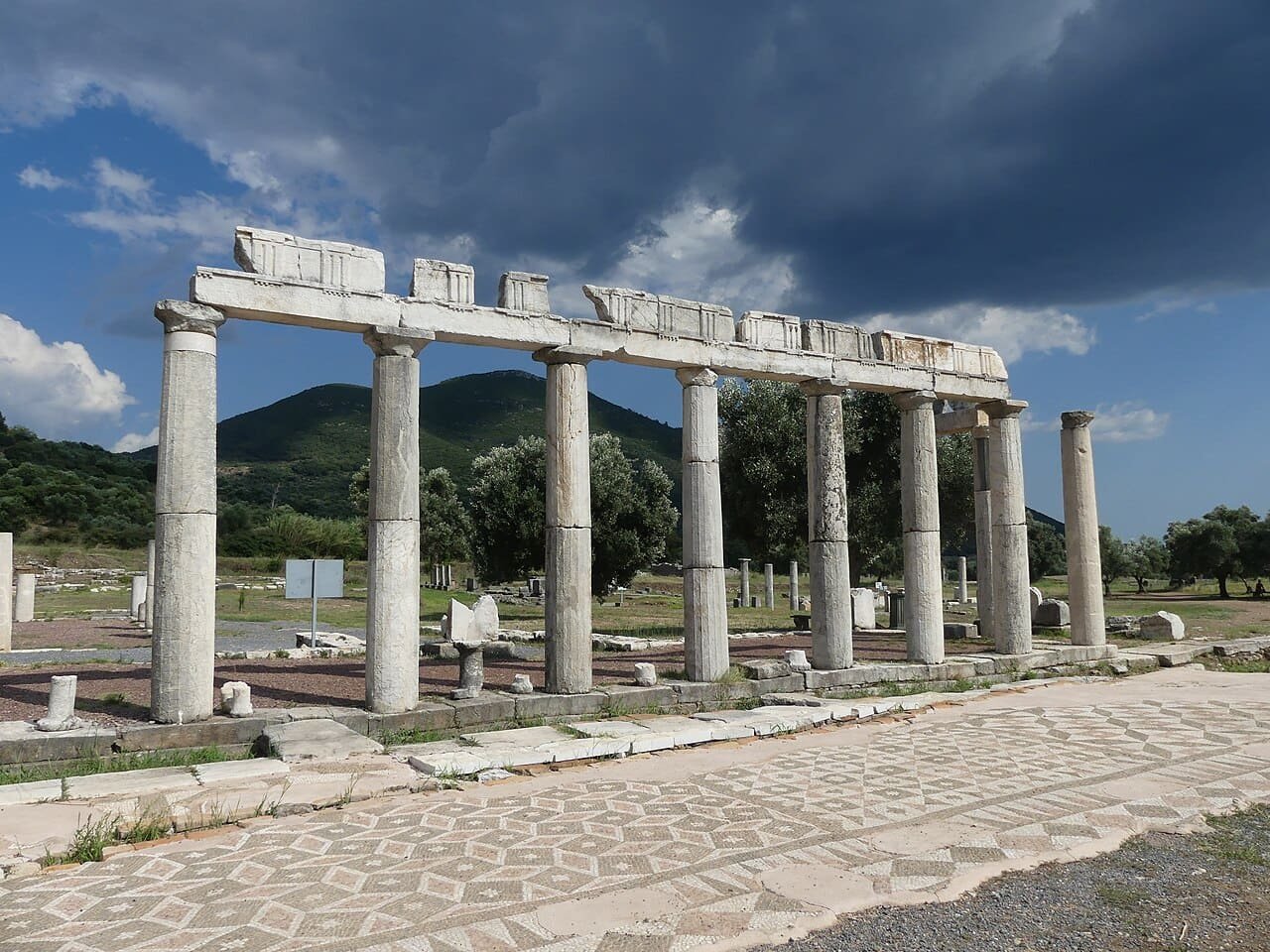 Αρχικη 1 Οι εντυπωσιακές αναστηλωμένες κιονοστοιχίες στο αρχαίο στάδιο της Αρχαίας Μεσσήνης