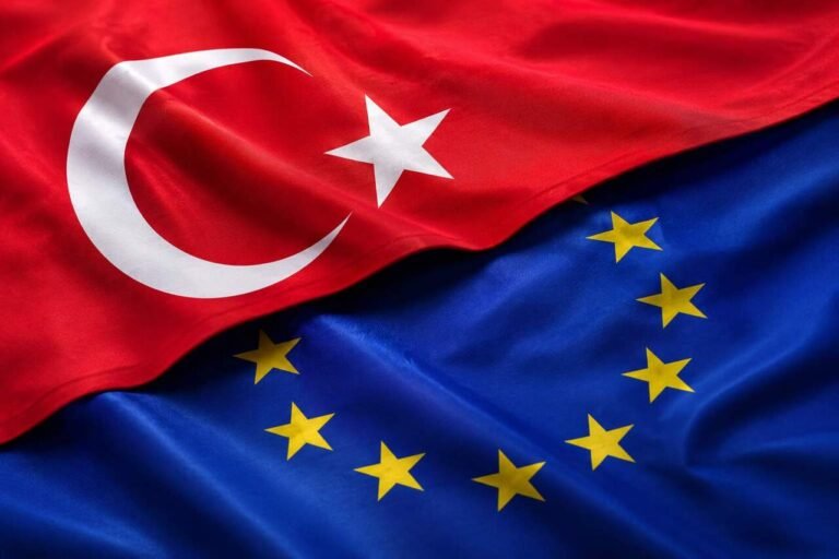 Οι σημαίες της Ευρωπαϊκής Ένωσης και της Τουρκίας για τις ενταξιακές διαπραγματεύσεις.