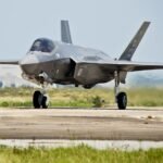 Ανατροπή με τα ελληνικά F-35: Πιο κοντά η παράδοση της πρώτης «παρτίδας» από τις ΗΠΑ 4 Μαχητικό αεροσκάφος F-35A Lightning II σε διάδρομο προσγείωσης