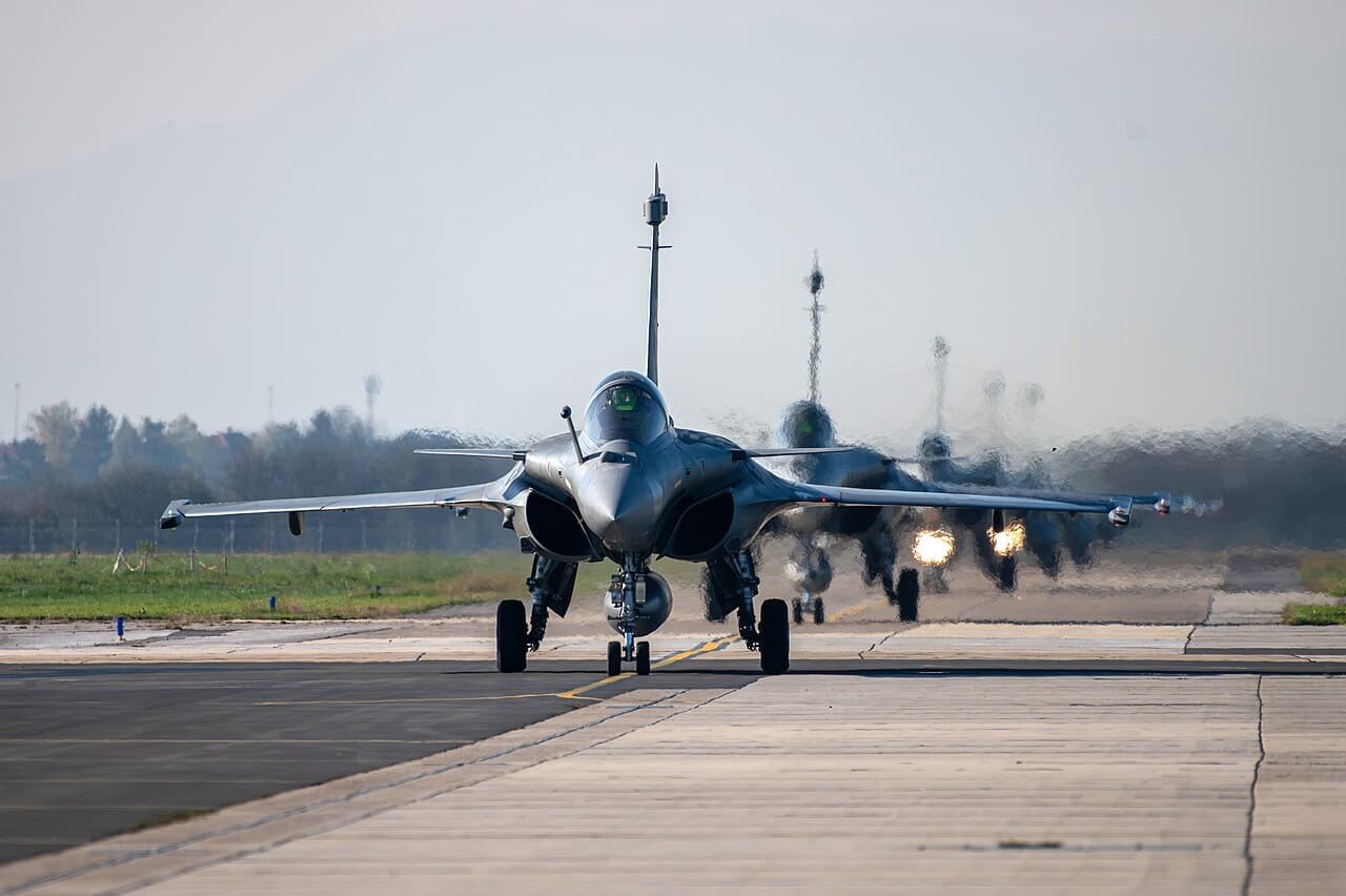 Μαχητικά αεροσκάφη Rafale της Πολεμικής Αεροπορίας σε διάδρομο απογείωσης.