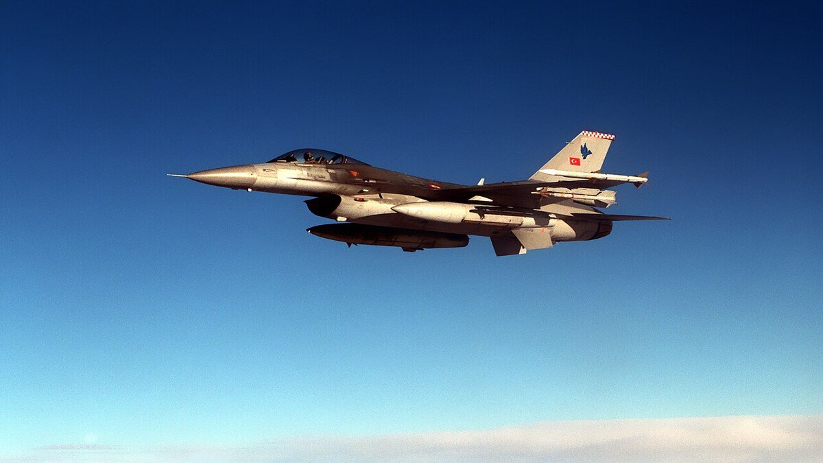 Αρχικη 1 Τουρκικό μαχητικό αεροσκάφος F-16 σε πτήση κατά τη διάρκεια αναχαίτισης