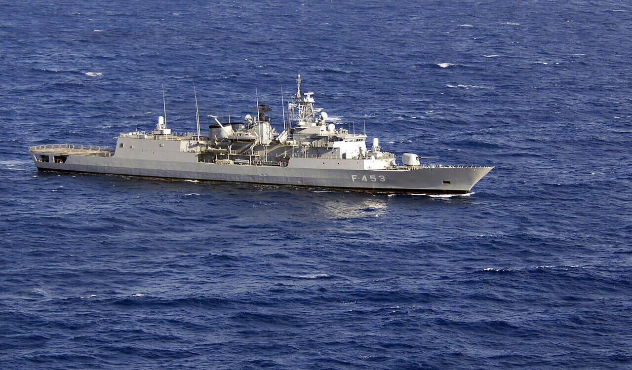 Ελλάδα 2 Η ελληνική φρεγάτα Σπέτσαι F-453 σε αποστολή στην Ανατολική Μεσόγειο για την ΑΟΖ.