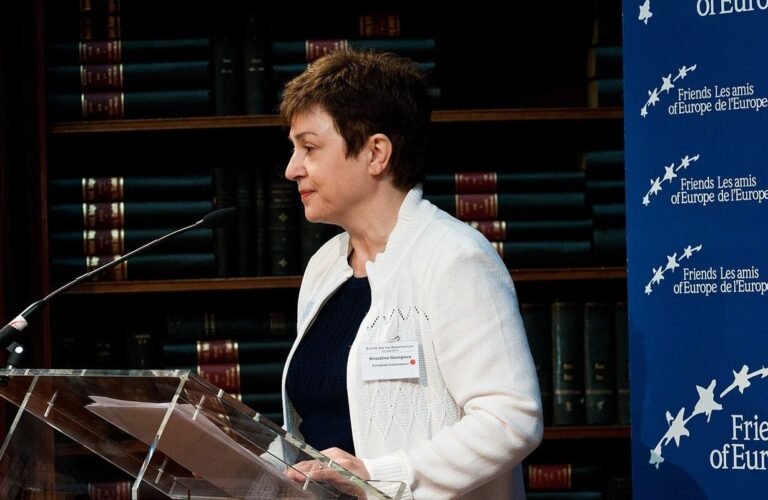 Η επικεφαλής του ΔΝΤ Κρισταλίνα Γκεοργκίεβα στο βήμα ομιλίας.