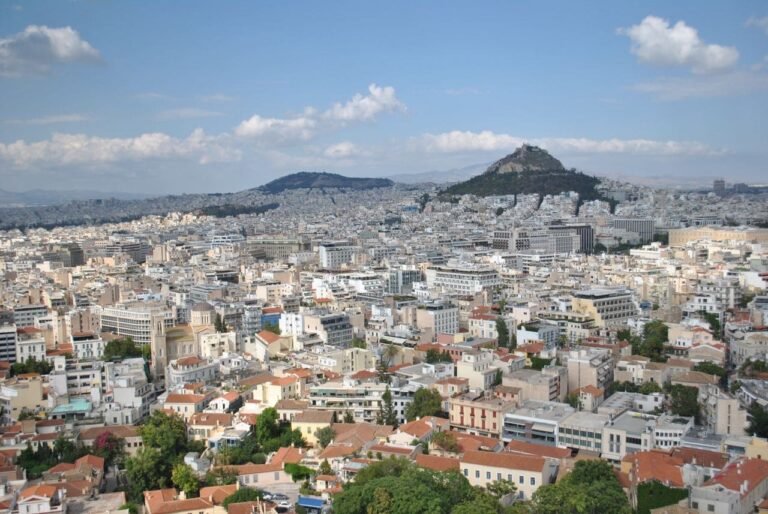 Πανοραμική άποψη της Αθήνας για άρθρο σχετικά με τις επιπτώσεις των επιτοκίων της ΕΚΤ στην ελληνική οικονομία