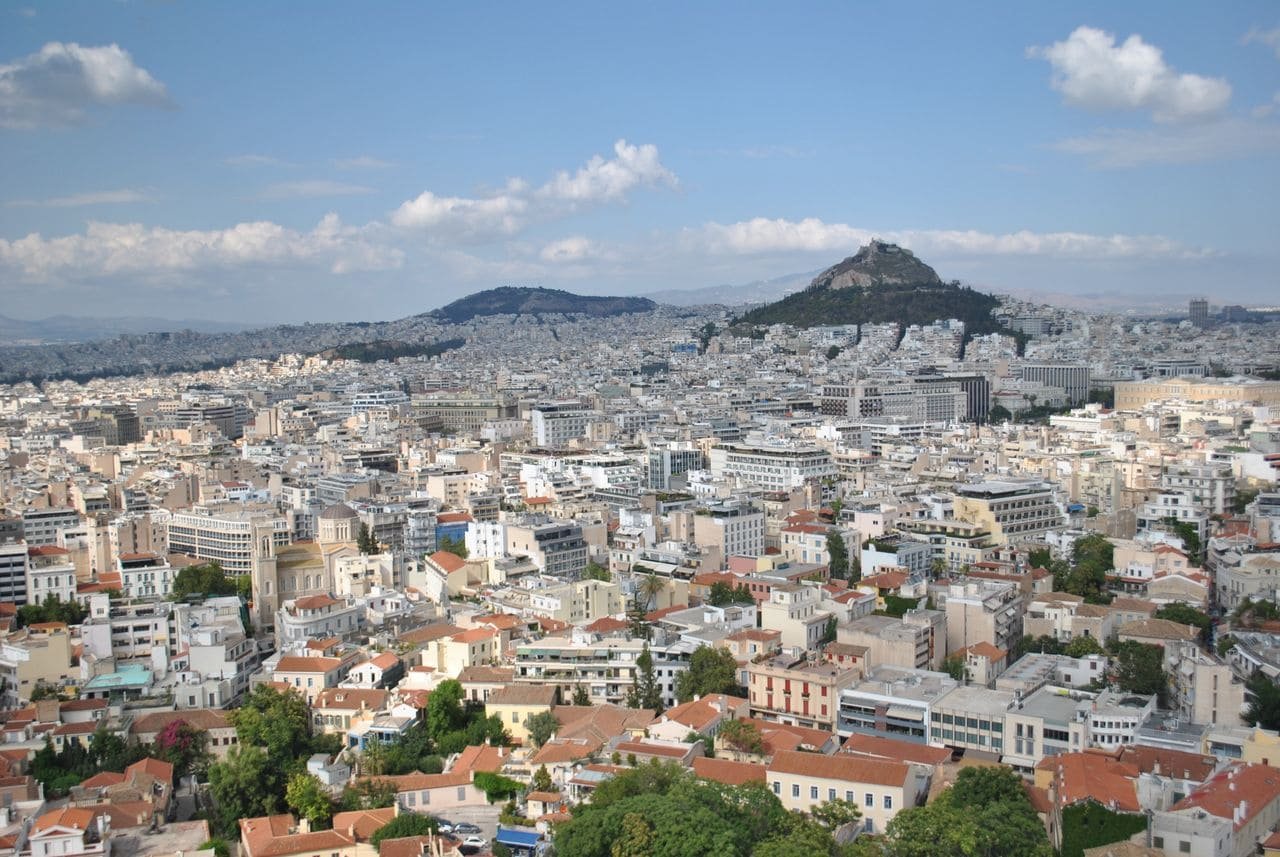 Αρχικη 8 Πανοραμική άποψη της Αθήνας για άρθρο σχετικά με τις επιπτώσεις των επιτοκίων της ΕΚΤ στην ελληνική οικονομία