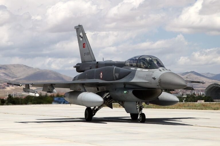 Τουρκικό μαχητικό αεροσκάφος F-16 σε τροχοδρόμηση